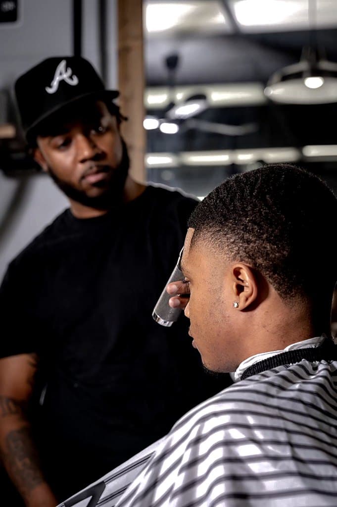 Sharp forehead lineup and fade detail work in the lounge Sharp forehead lineup and fade detail work in the lounge
